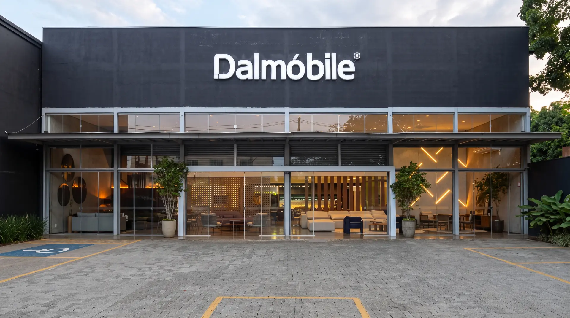 Fachada real da Dalmóbile Lagoa Santa, com o logotipo da marca e a entrada da loja